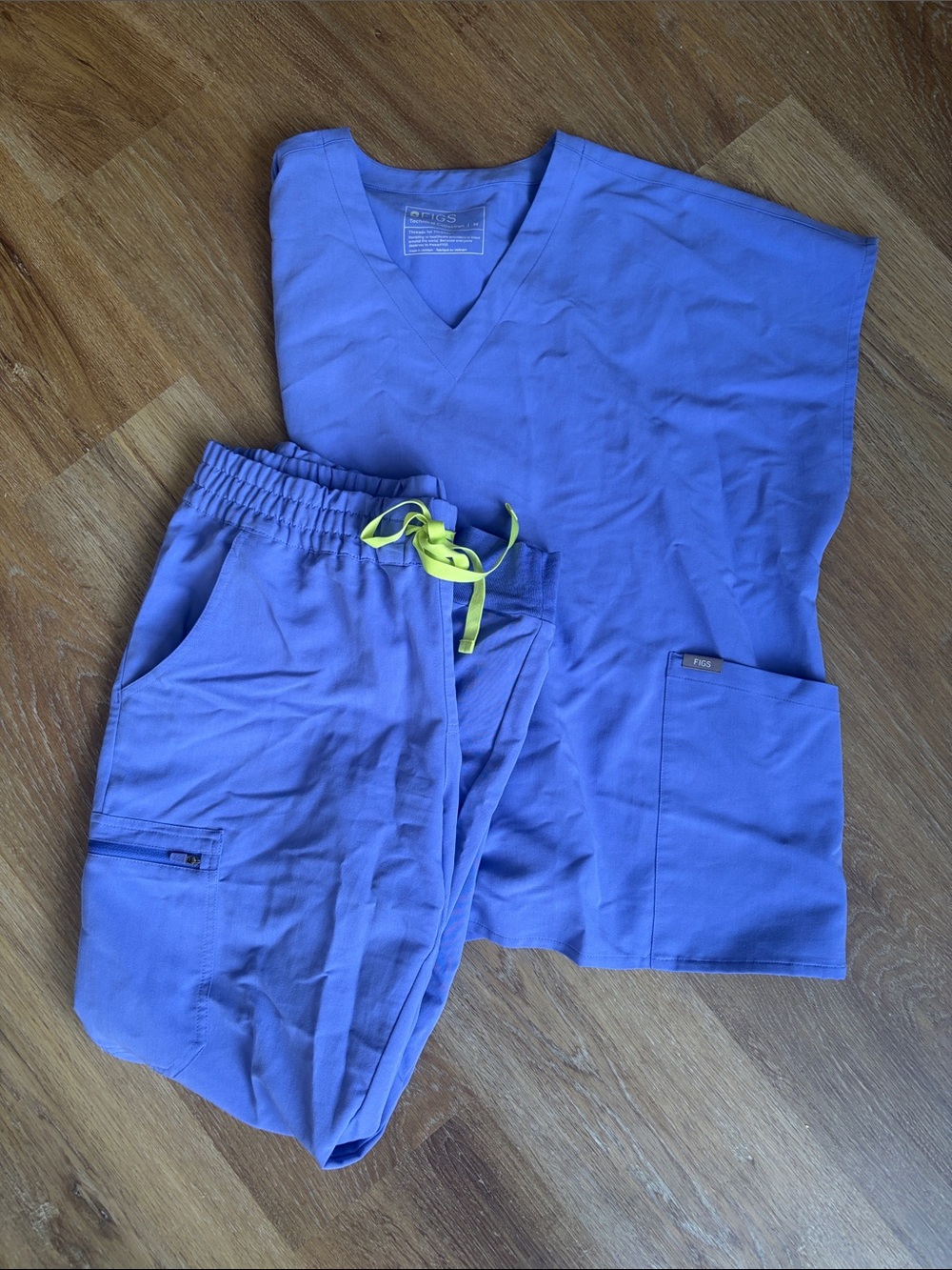 Figs Women’s Blueberry Scrub Size M Pants and Top Set